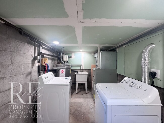 Building Photo - Private Retreat with Expansive Yard & Loft Space