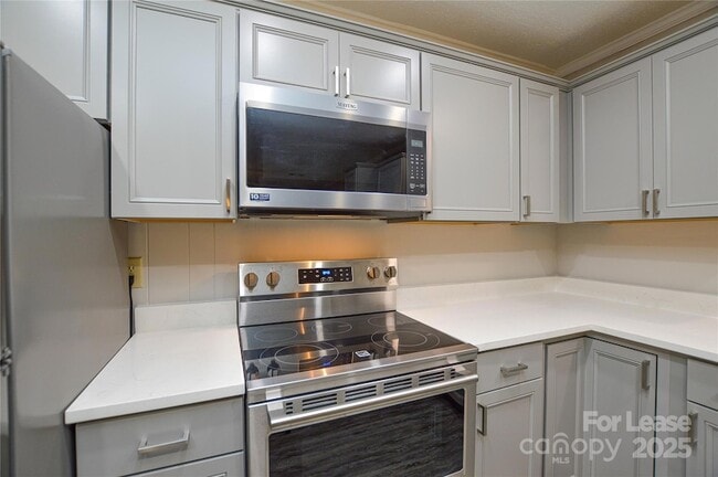 Building Photo - 331 Friendship Dr