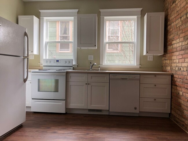 Building Photo - Amazing Vintage Townhouse. Uber Convenient...