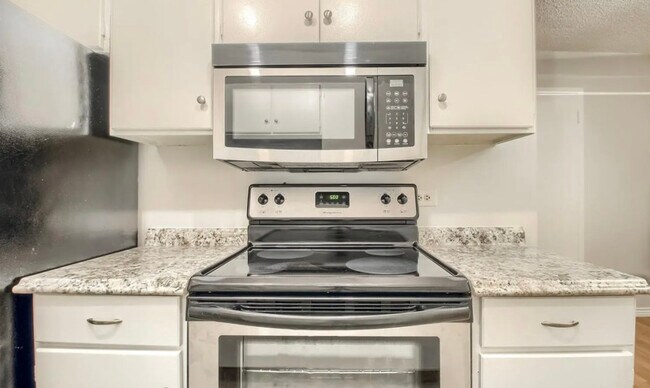 Building Photo - 550 E 12th Ave