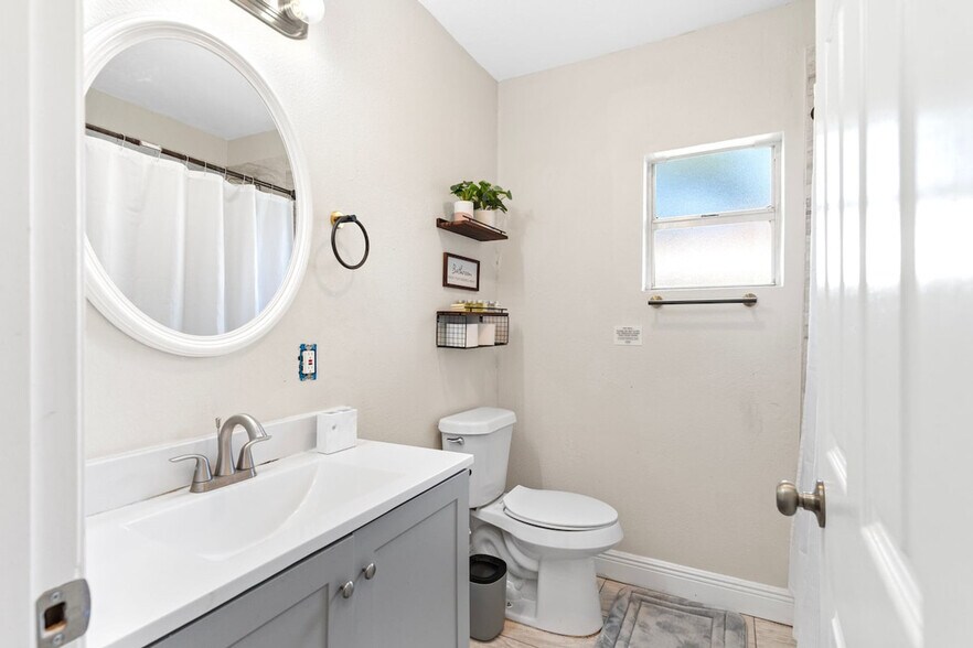 Building Photo - 3602 E Chelsea St