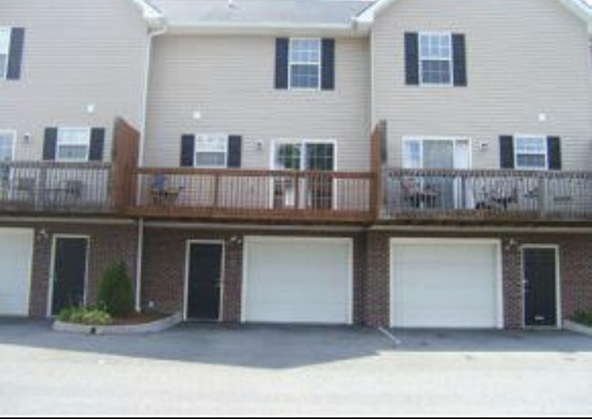 Building Photo - 2121 S Greenwood Dr