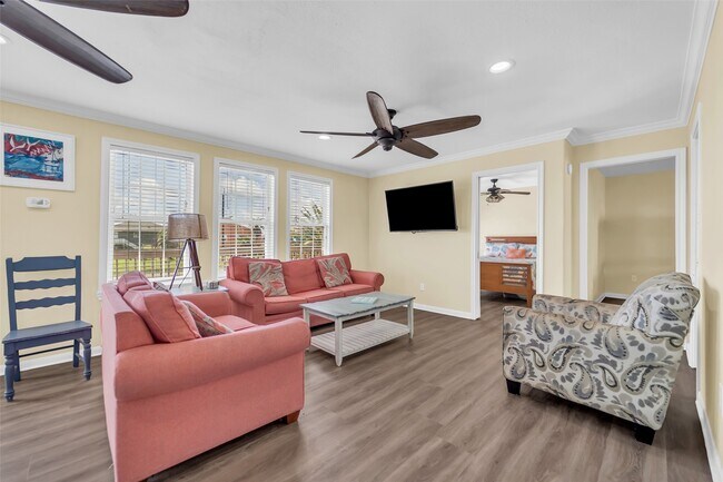 Building Photo - 610 Surf Dr
