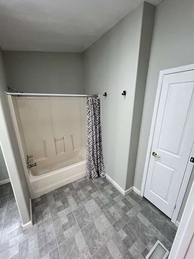 Building Photo - Updated 3 Bedroom / 2 Bath Mobile Home on ...