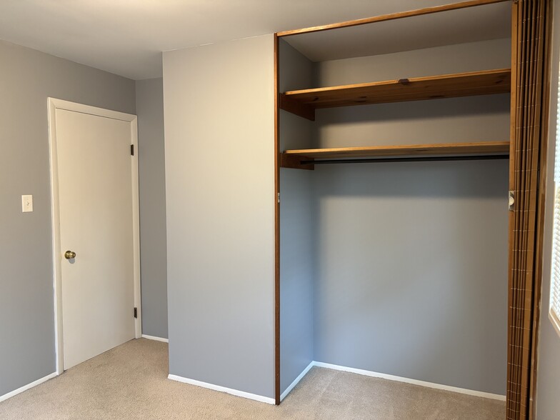 Building Photo - 374 Raritan Dr