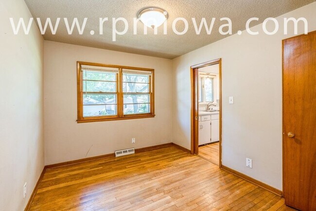 Building Photo - WELCOME HOME!! 3 Bedroom, 1 Bath Home in Des Moines