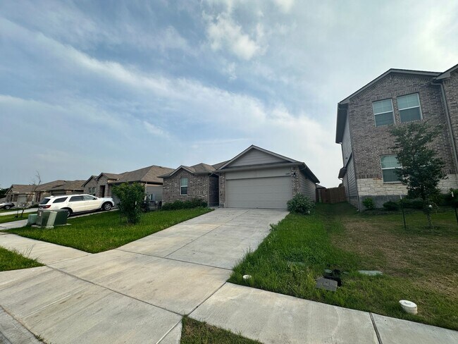 Building Photo - Classic Three Bedroom Two Bath Home in a Great Neighborhood