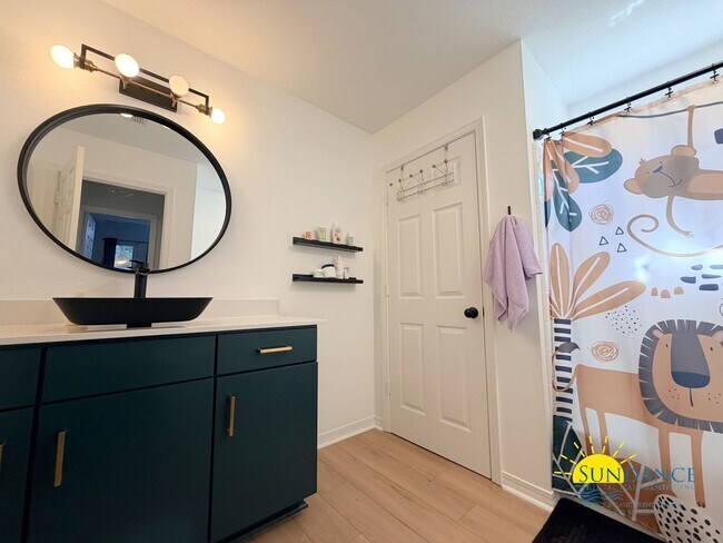 Building Photo - Stunning 3 Bedroom Home in Gulf Breeze with stand out accents!