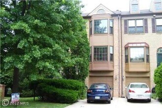 Building Photo - LUXURY END UNIT TOWNHOUSE