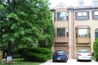 Building Photo - LUXURY END UNIT TOWNHOUSE