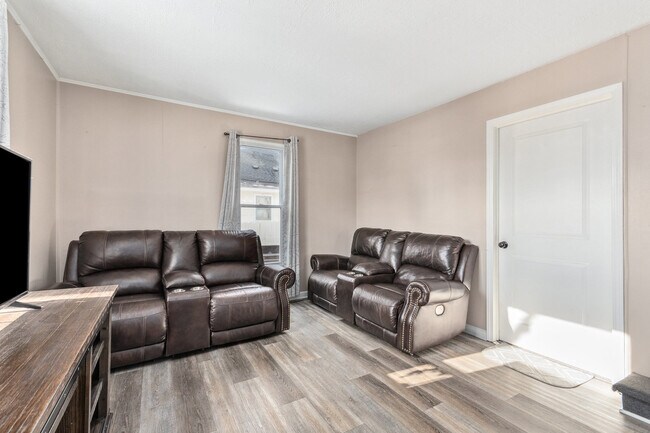 Building Photo - 552 Simms St