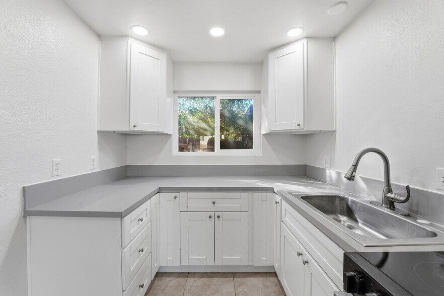 Building Photo - 12621 Lindo Ln