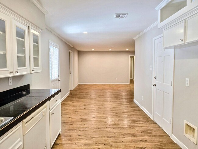 Building Photo - 5922 Densmore Dr