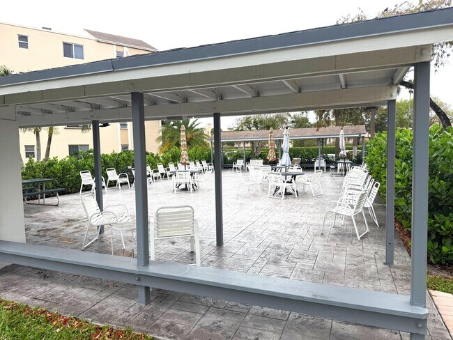 Building Photo - 7076 Huntington Ln