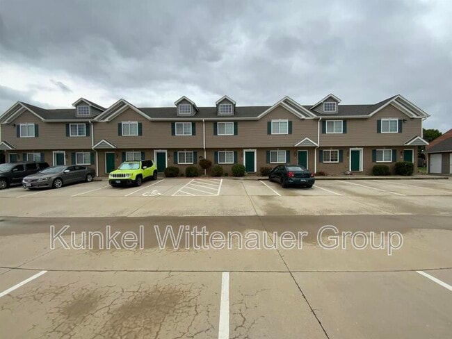 Primary Photo - 704 Fountain View Dr