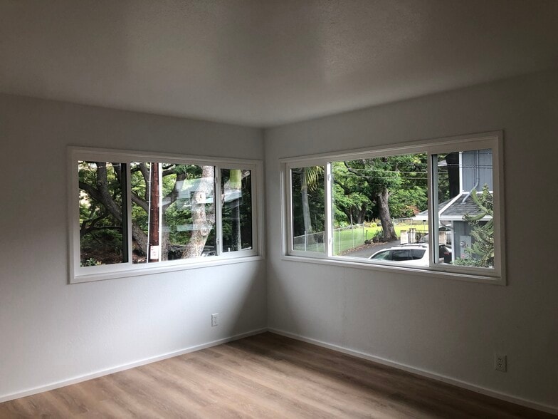Primary bedroom with waterfall/park view - 1649 Waikahalulu Ln
