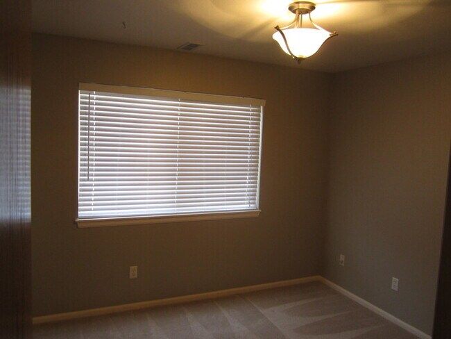 Building Photo - Beautiful 2 Bedroom, 1 Bathroom Condo by H...