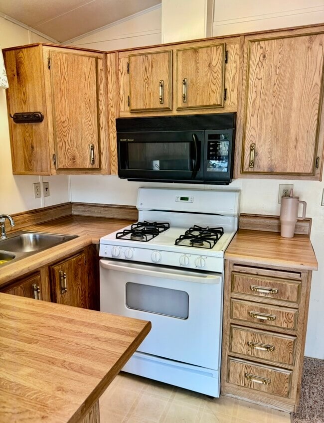 Building Photo - 1150 W Red Hills Pkwy