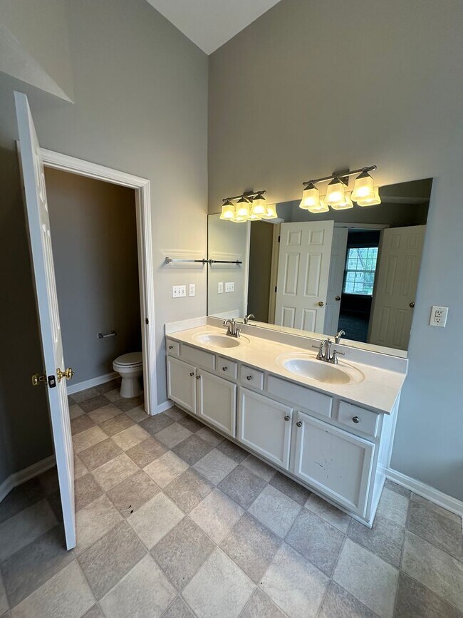 Building Photo - 9215 Eminence Ct