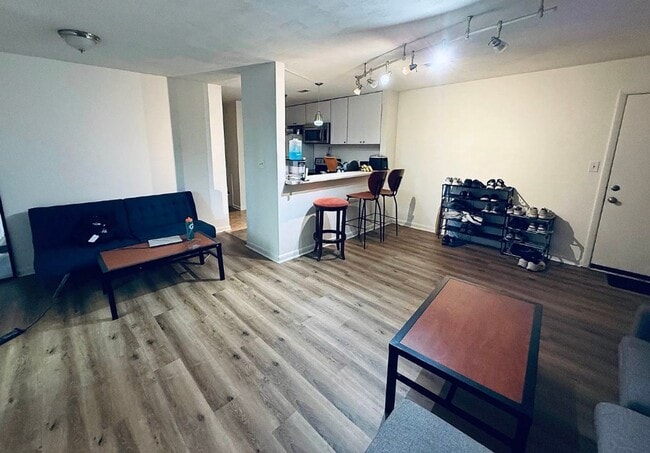 Building Photo - 1213 University Terrace