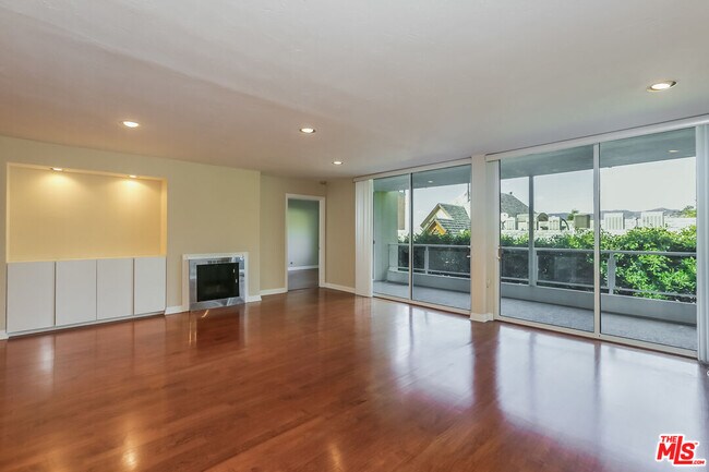 Building Photo - 723 Palisades Beach Rd