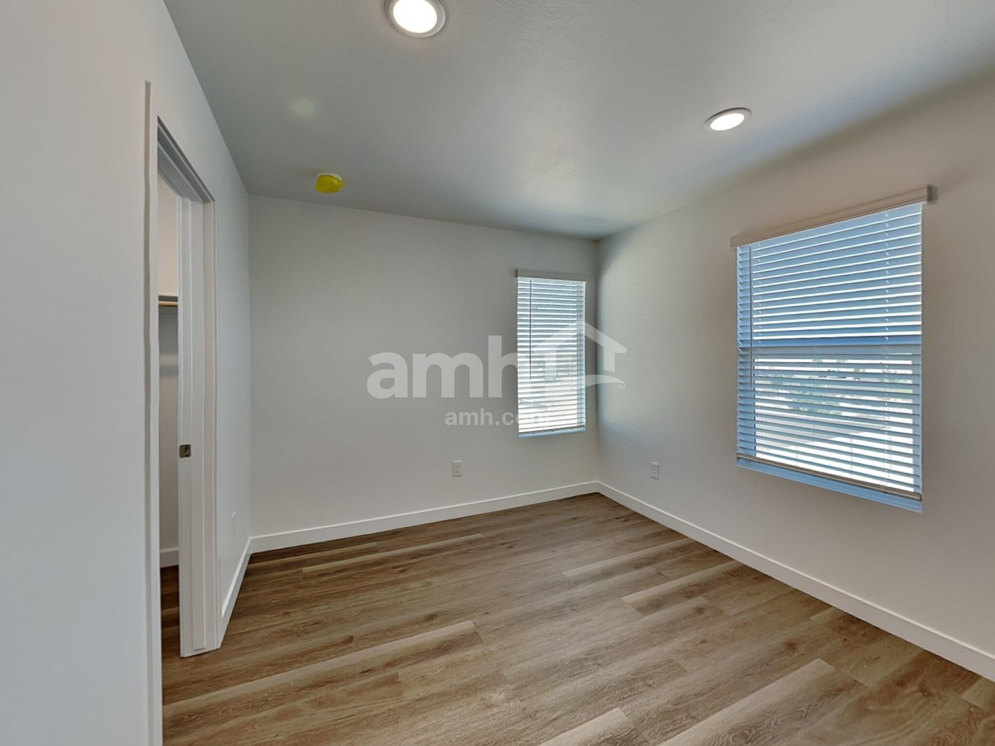 Building Photo - 18450 W El Cortez Pl