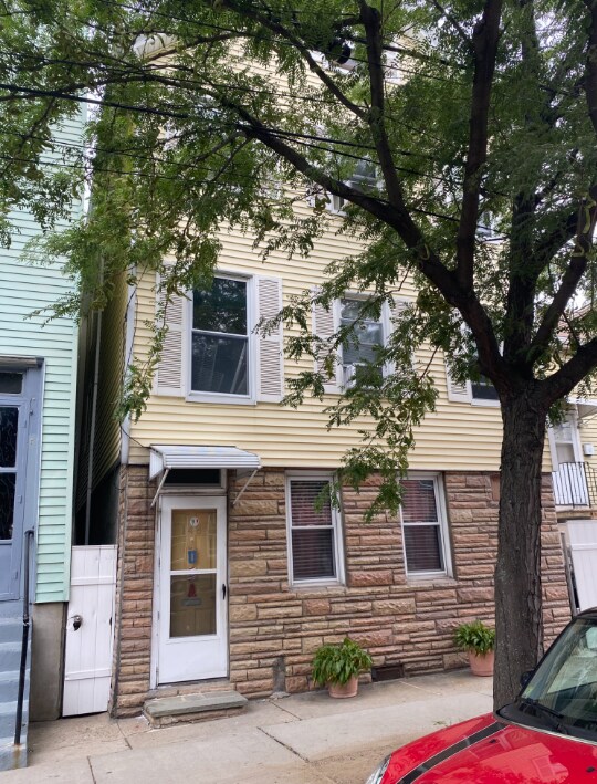Building Photo - 148 Saratoga St