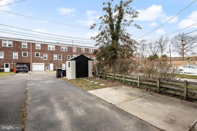 Building Photo - 113 W Albertson Ave