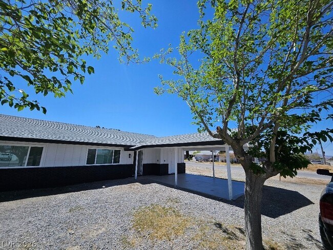 Building Photo - 1083 E Calvada Blvd