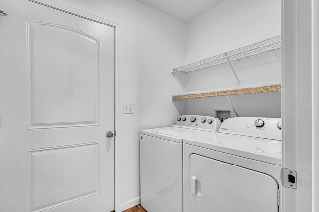 Building Photo - 3 bedroom 2 bath 2 Car Garage with fenced yard  for rent, Hollister, MO