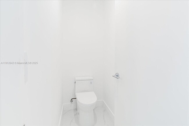 Building Photo - 700 NE 24th St