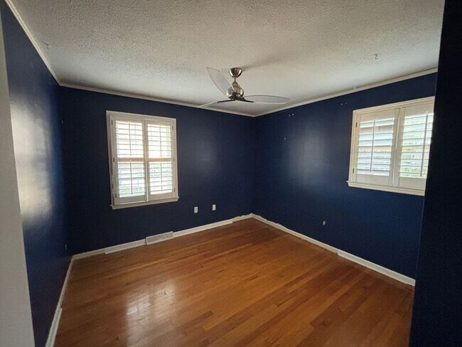 Building Photo - 5327 Chantilly Ln