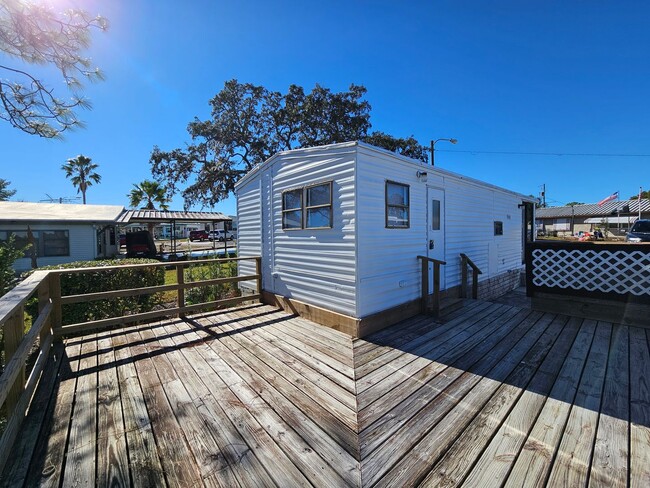 Building Photo - 1/1 Manufactured Lake Front home located i...