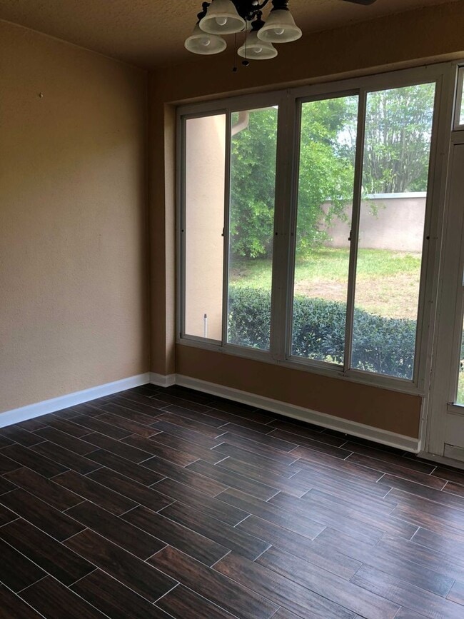 Building Photo - Spacious 3 Bed/2.5 Bath 2 Car Garage in th...