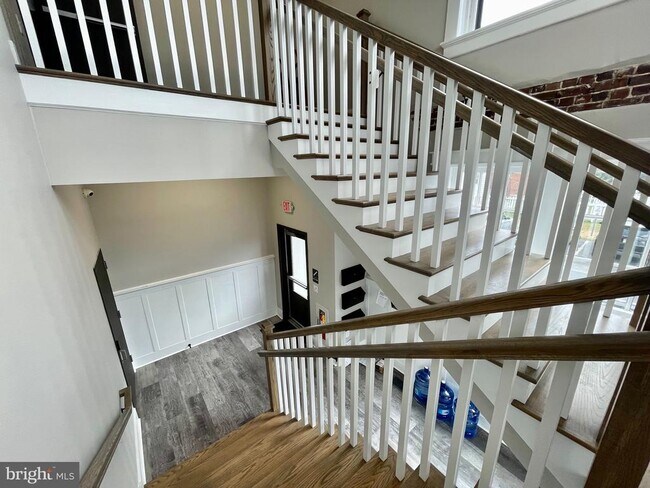 Building Photo - 302 York St