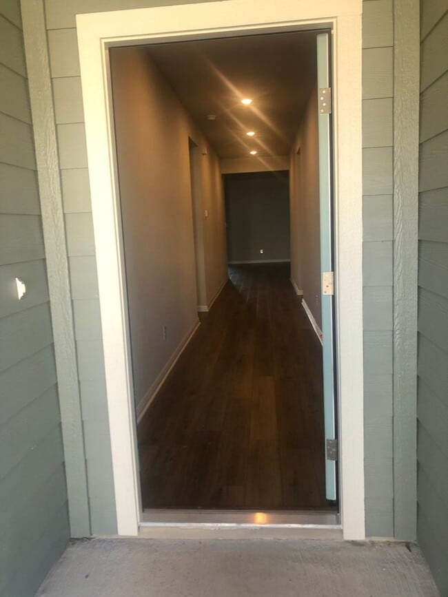 Building Photo - -=Available April 2026=-  4BR/2BA w/ Fenced Yard + Covered Parking in Hutto, TX