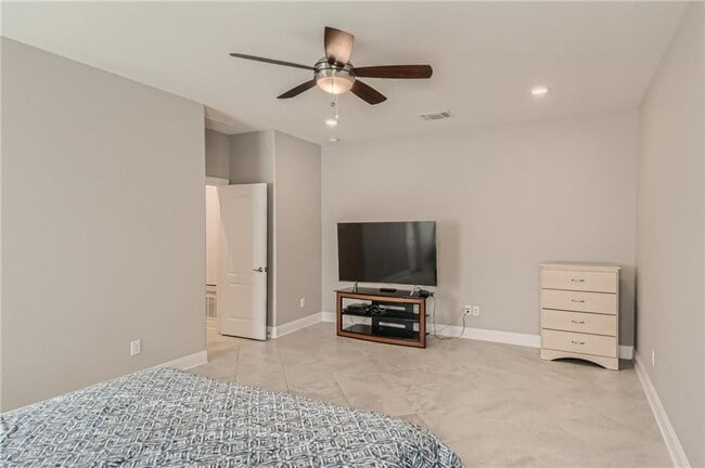 Building Photo - 303 White River Dr