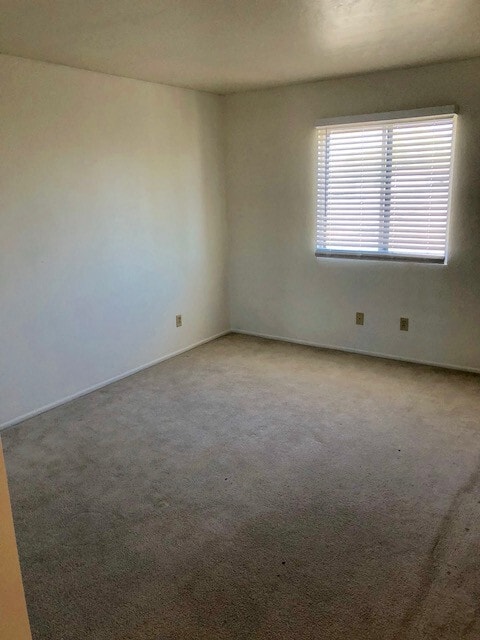 Building Photo - Upstairs Three Bedroom Condo ~ N. Prescott