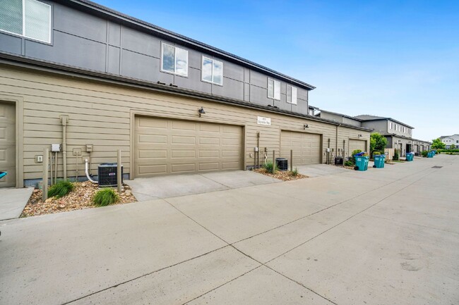 Building Photo - Modern 3-Bedroom Townhouse