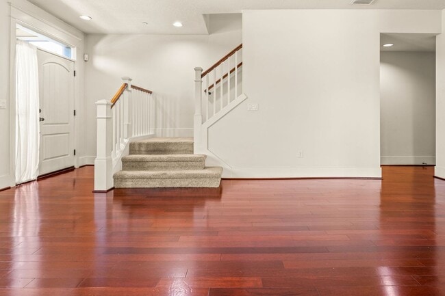 Building Photo - Must See! Luxury Townhome in West Sylvan Hills - Clubhouse/Pool/Garage!