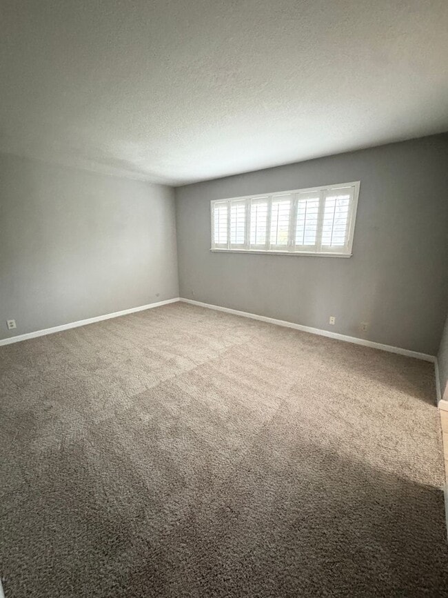 Building Photo - THREE BEDROOM TWO BATH HOME NEAR MANLOVE PARK SEE VIDEO