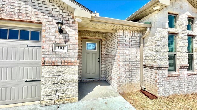 Building Photo - 301 Post Oak Ave
