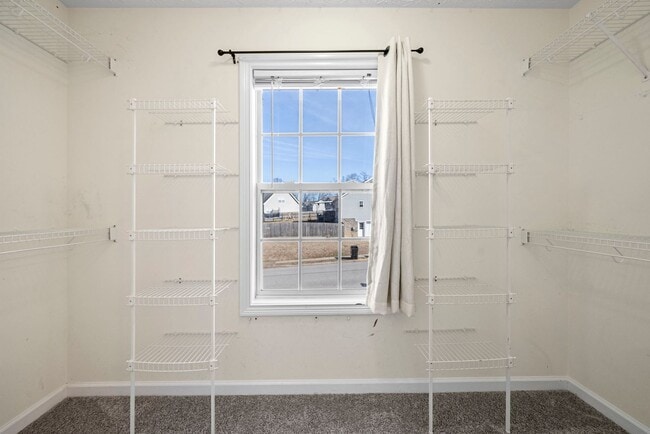 Building Photo - Pet Friendly Five Bedroom with Basement!