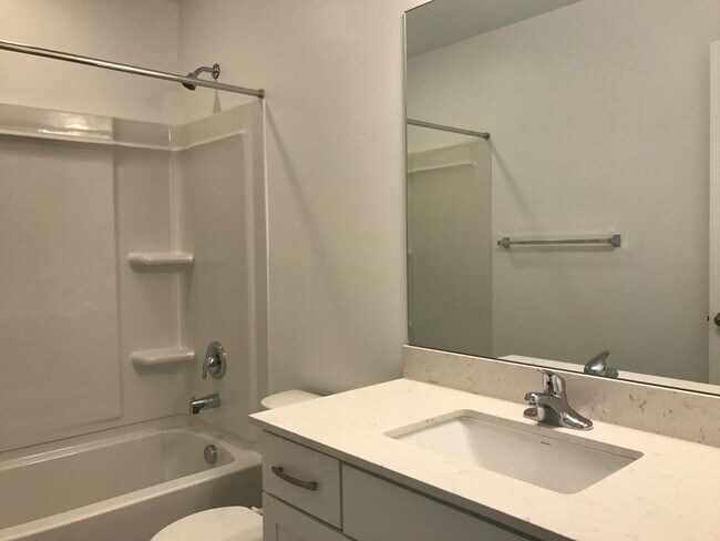 Building Photo - Spacious 4 BR Home with POOL and Clubhouse...