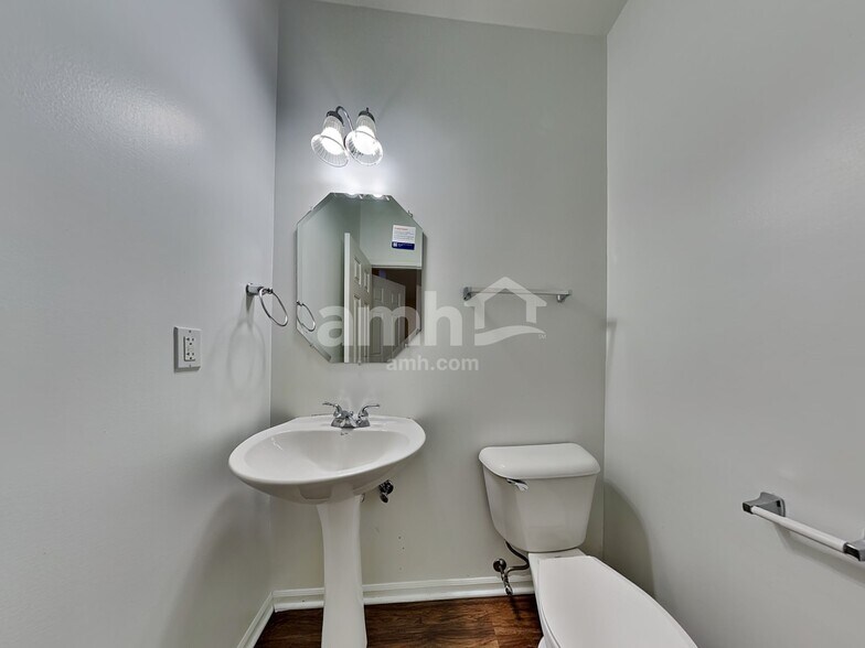 Building Photo - 204 Stearn Dr