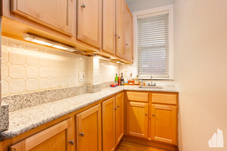 Building Photo - 1538 W Wrightwood Ave