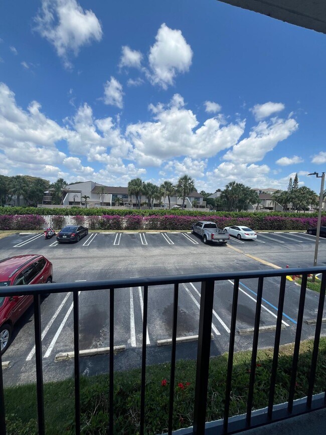 Building Photo - 708 Executive Center Dr