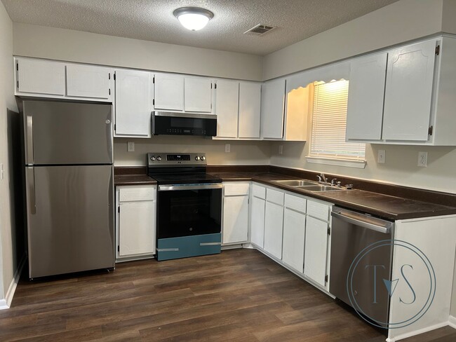 Building Photo - RATE DROP ALERT! (was $1690/month)