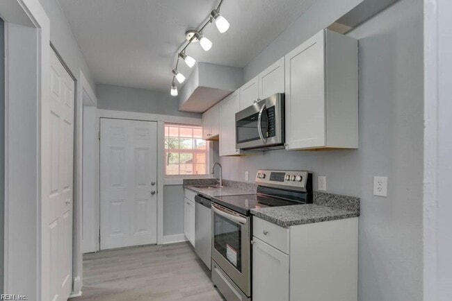 Building Photo - 2bedroom Townhouse Duplex- Huge Yard. May 1 move  in!!!