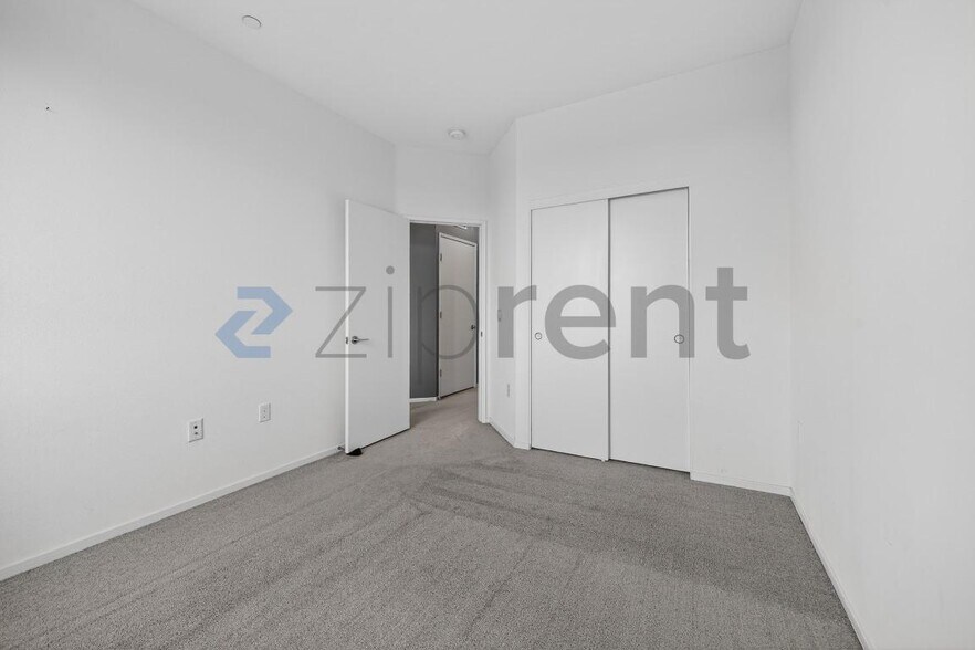 Building Photo - 5252 Beachfront Cove